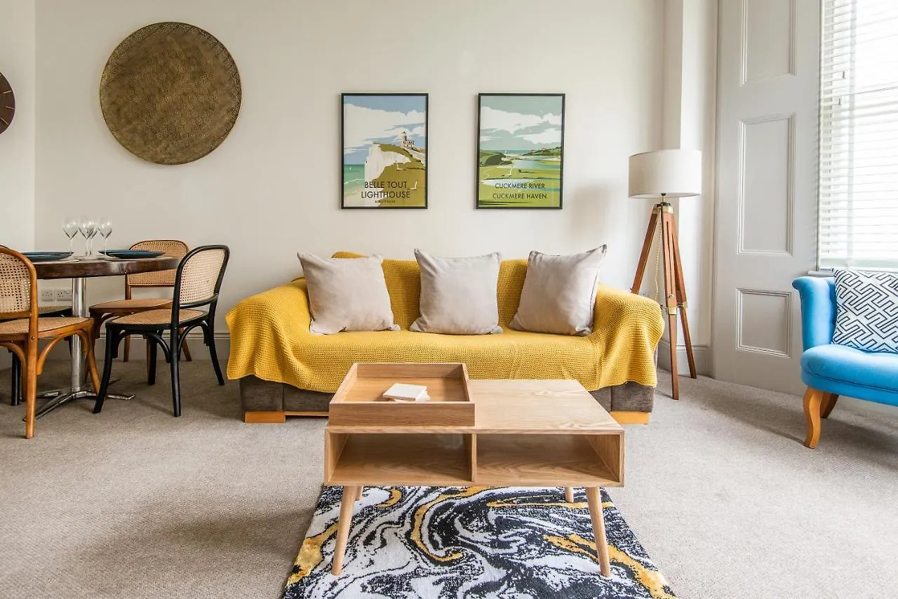 Beautiful, Central, 3 Min Walk From Beach, 2 King Doubles Brighton