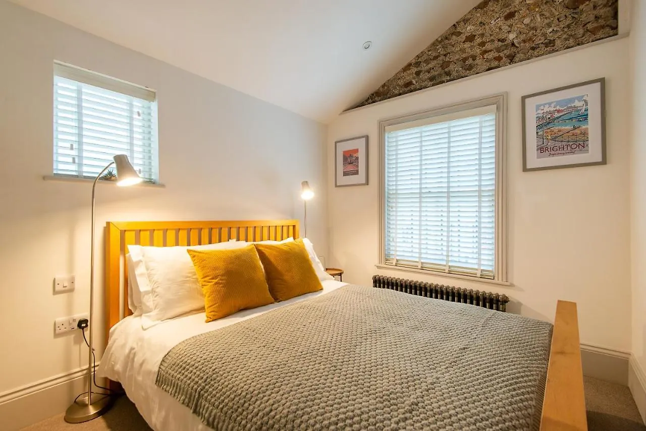 Beautiful, Central, 3 Min Walk From Beach, 2 King Doubles contacts