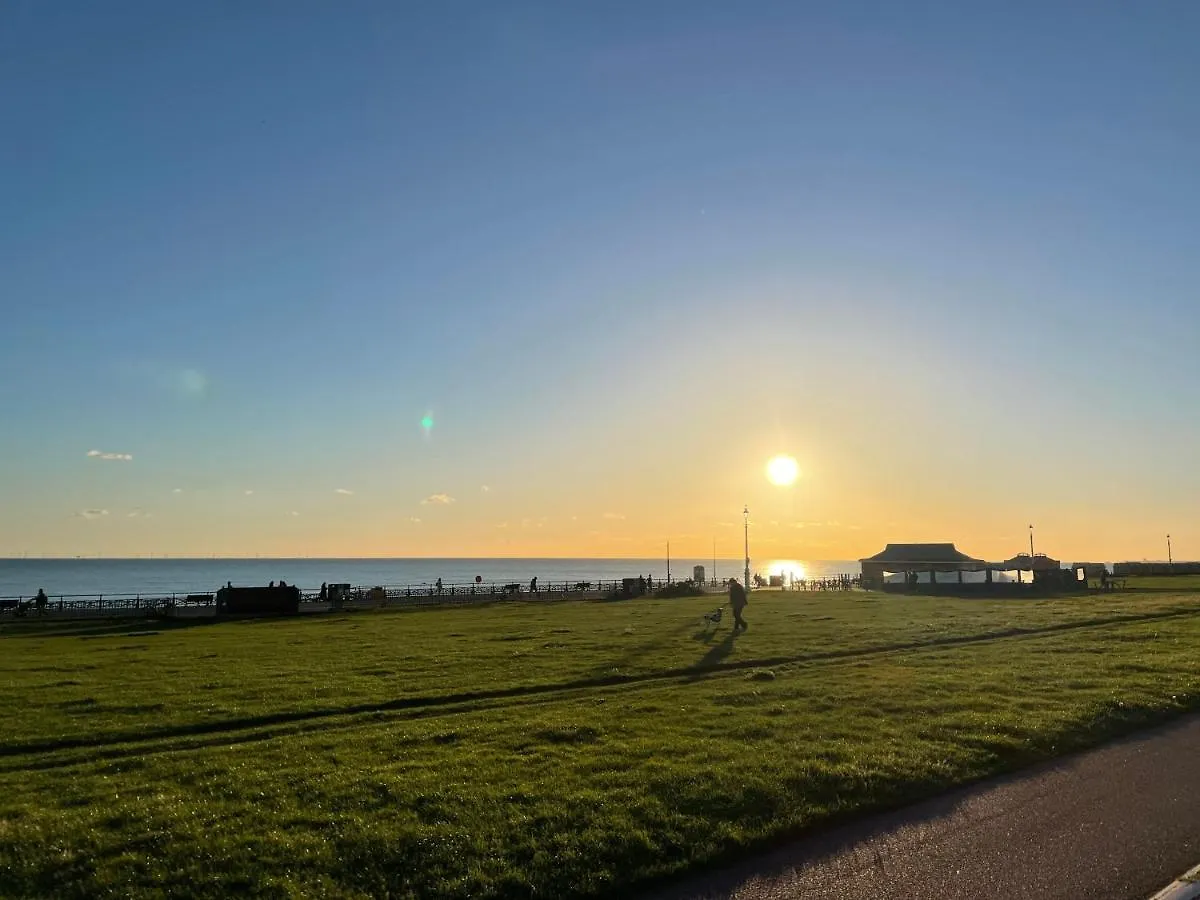 Beautiful, Central, 3 Min Walk From Beach, 2 King Doubles Brighton 0*,  Reino Unido