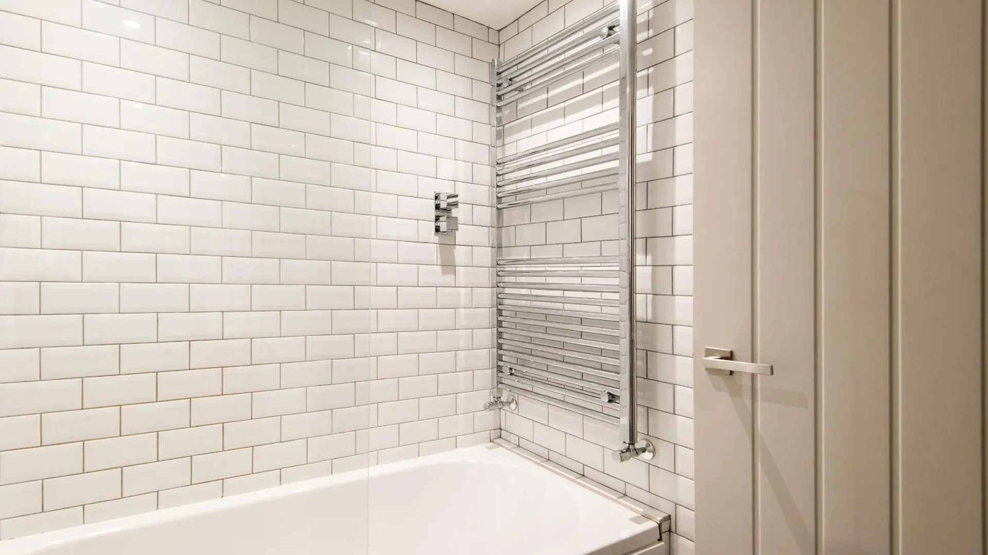 Apartment Beautiful, Central, 3 Min Walk From Beach, 2 King Doubles Brighton