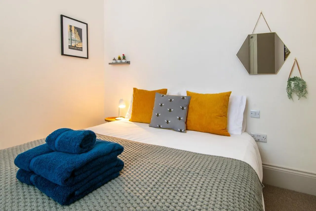 Apartment Beautiful, Central, 3 Min Walk From Beach, 2 King Doubles Brighton