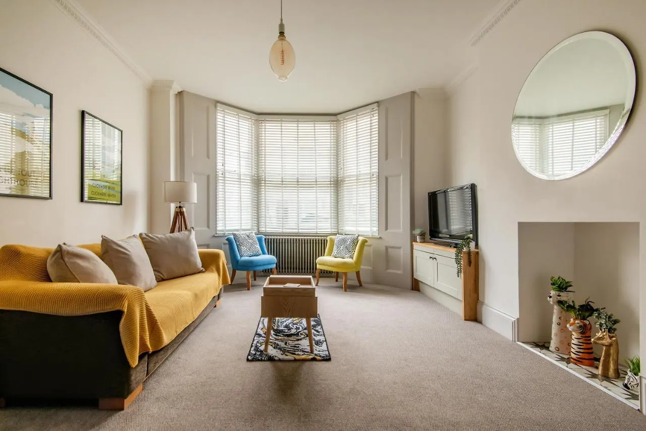 Apartment Beautiful, Central, 3 Min Walk From Beach, 2 King Doubles Brighton